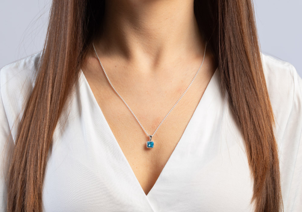 925/- Anhnger poliert, Blau Topas 1,15 ct